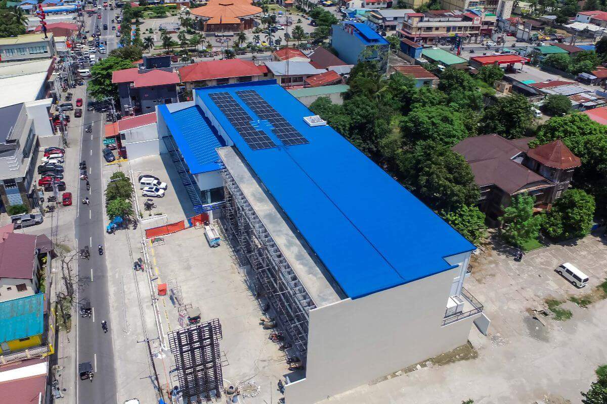 Blue Metalink insulated roof sandwich panels designed for durable thermal insulation, weather protection, and efficient building performance.