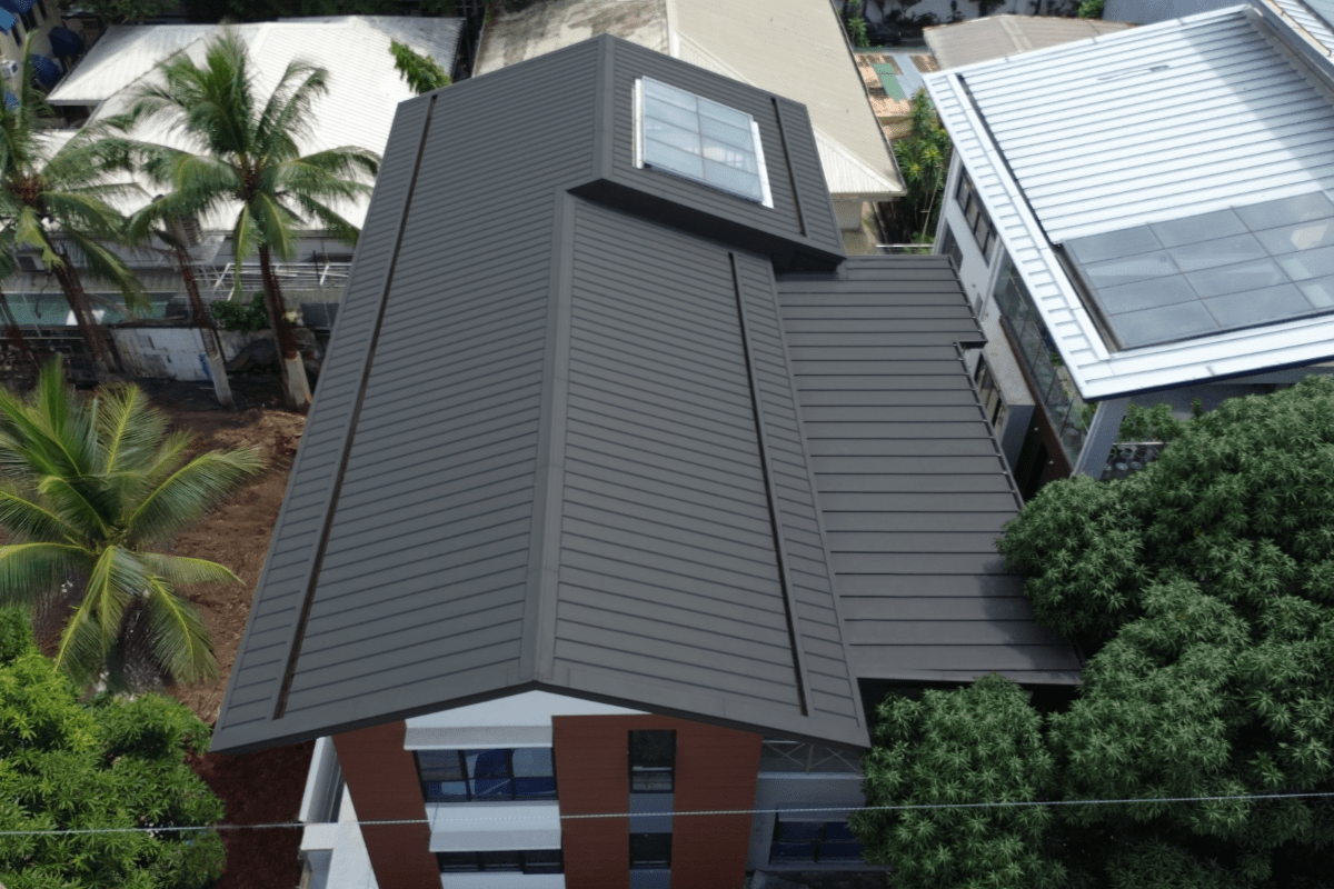 Black Metalink roofing sandwich panel offering durable insulation, weather protection, and modern roofing performance for commercial structures.