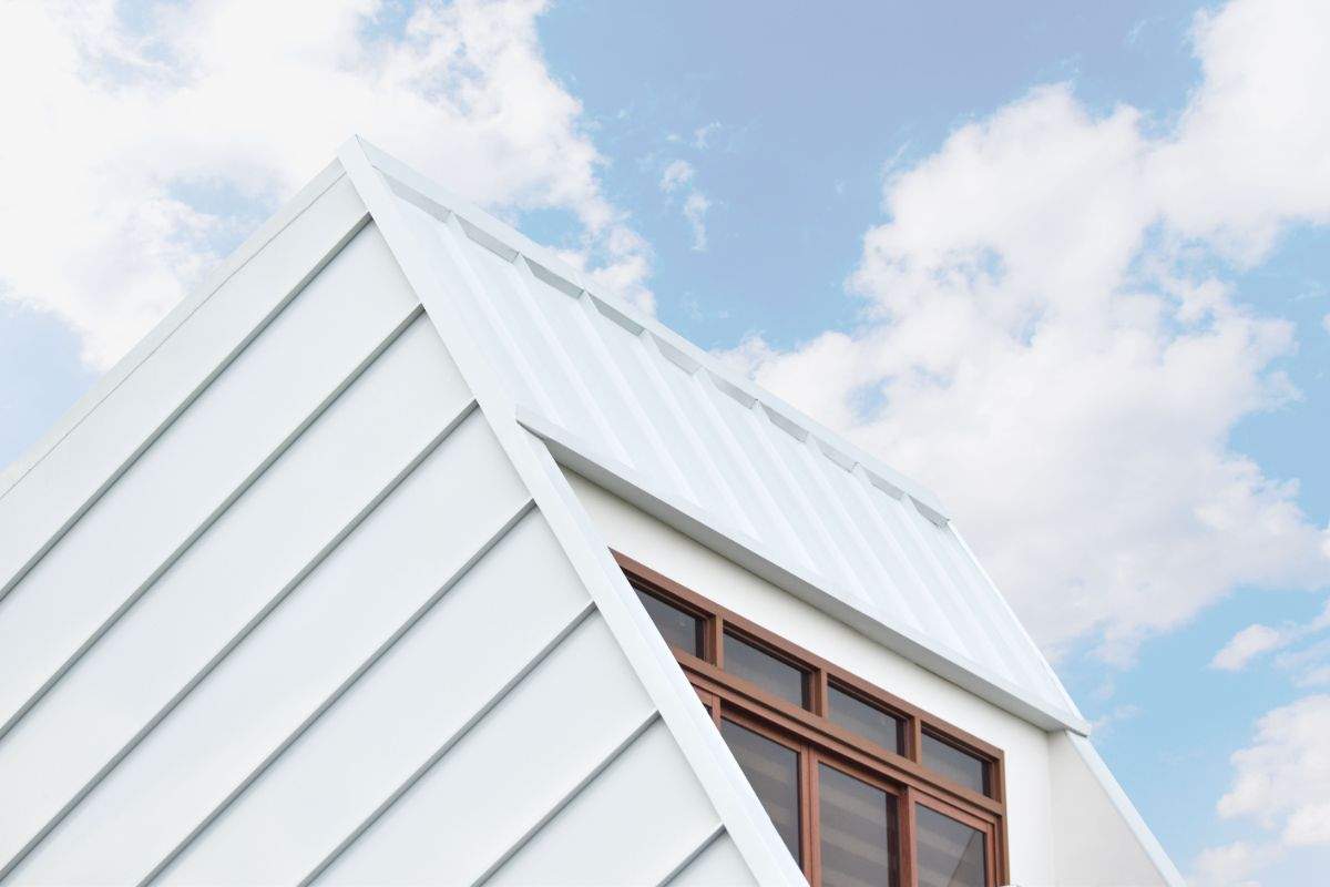 What Are Sandwich Panels and Why Are They Used in Roofing Systems? White roofing sandwich panel designed for thermal insulation, weather resistance, and durable performance in commercial and industrial buildings.